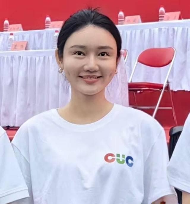 央视主持人龙洋等考取中传博士，开学典礼低调穿校服