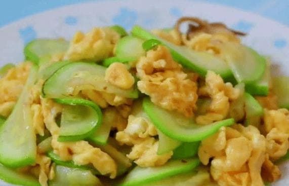 西葫芦炒鸡蛋：一道美味又营养的家常菜