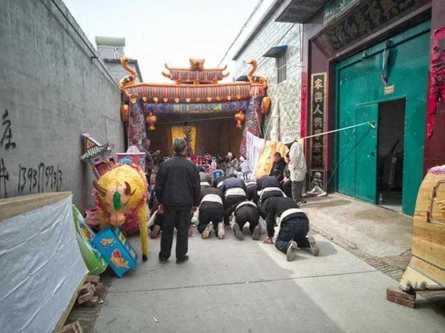 丧家过年贴春联：三年不同颜色的讲究与寓意