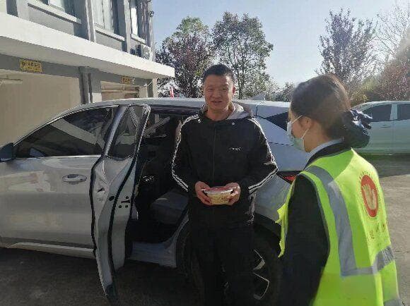 纯电动车高速遇困，江西收费站工作人员推车充电送早餐