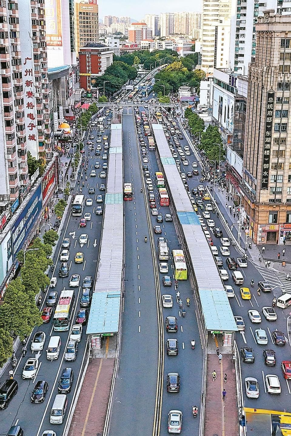 广州BRT专用道与社会车道一“闲”一“忙” 有无优化借道的空间？