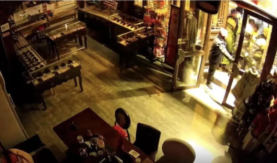 连夜就“撬门开灯”致歉的大同：刚发文坚称彩灯商铺扮靓城市