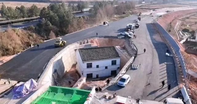“最牛钉子户”所在公路即将通车，屋主：后悔没答应征迁
