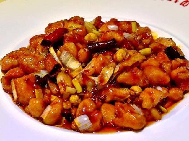 经典宫保鸡丁做法大公开：鸡胸肉鲜嫩多汁，宴客必备佳肴！