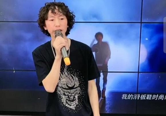 庞麦郎复出搞直播带货 签约公司老板：他每天只干两小时