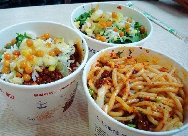 新疆六大特色快餐：从炒米粉到拌面，每一种都是地道美味