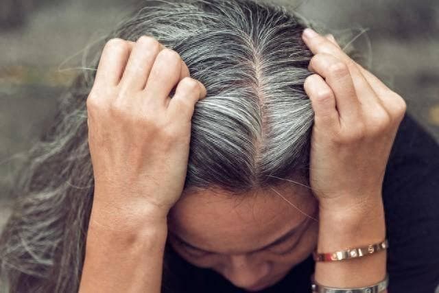 女性白头发增多，别总认为是老了！或是体内缺乏4种营养“预警”