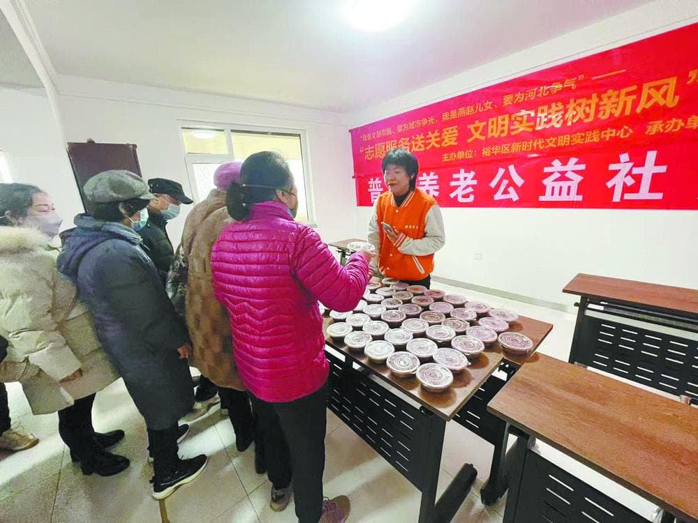 石家庄裕东二社区开展腊八节活动，送粥写春联温暖邻里