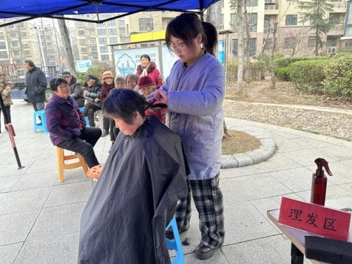 市湖滨新区晓店街道：传承雷锋精神 书写为民服务“暖心答卷”