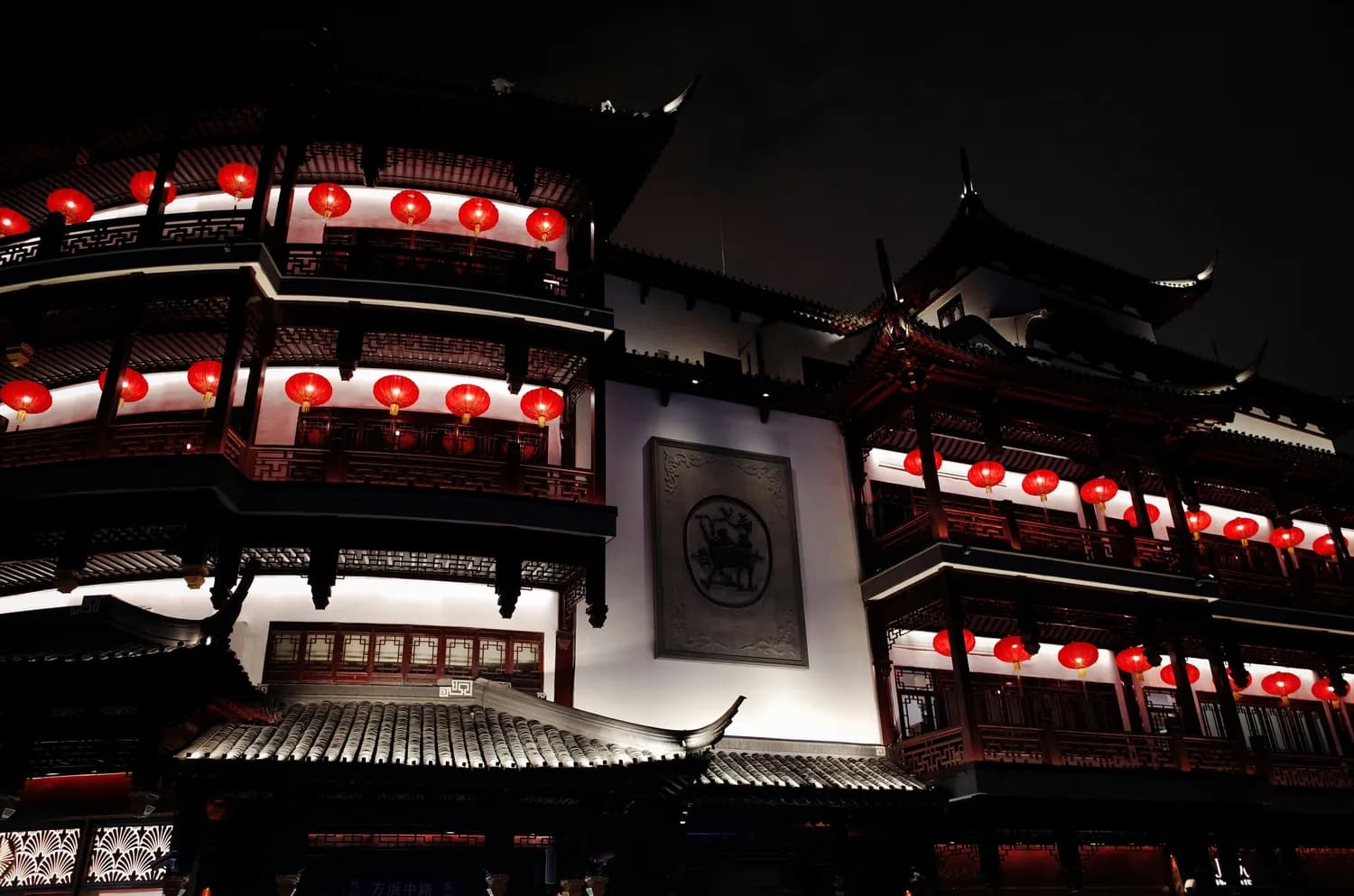 冬日打卡：屯溪老街与黎阳水街的夜色魅力