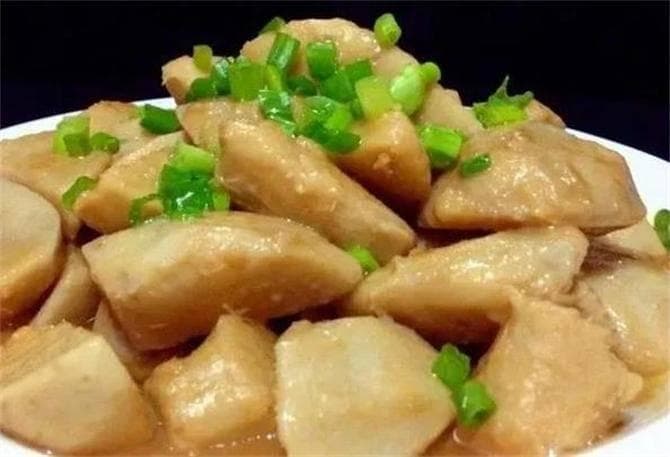 炒芋头时，记住不要焯水和直接炒，教你一招，搭配米饭连汤都不剩