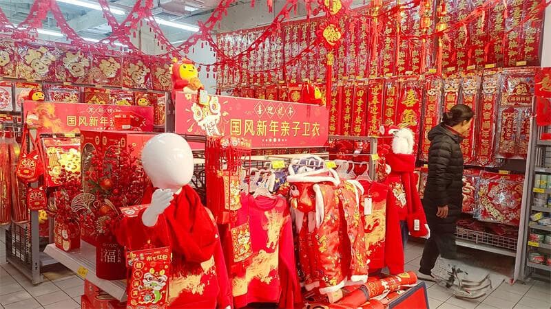 贴春联有讲究：横批方向决定左右位置