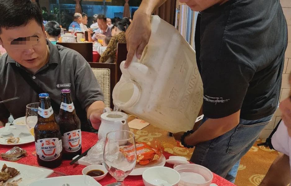 广西土茅台，又叫公文包。这种酒本地人喝了发癫，外地人喝了升仙