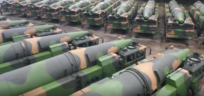 火箭军展现武器装备，东风系列导弹让我们倍感自豪