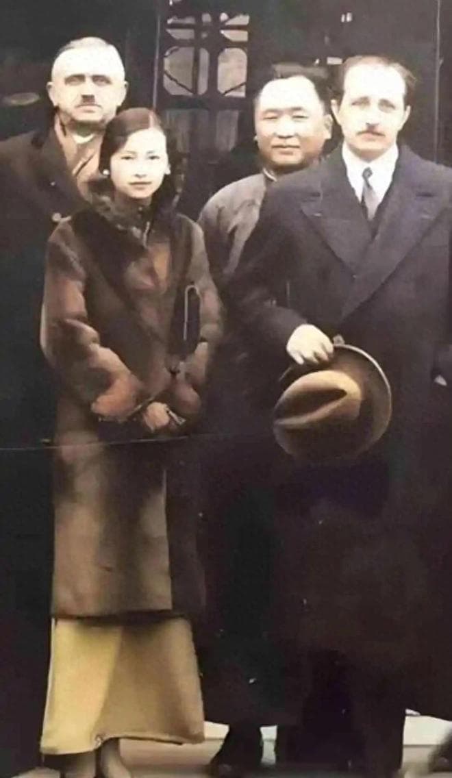 1933年林徽因罕见合影，穿狐裘大衣配鹅黄旗袍，尽显雍容华贵仪态