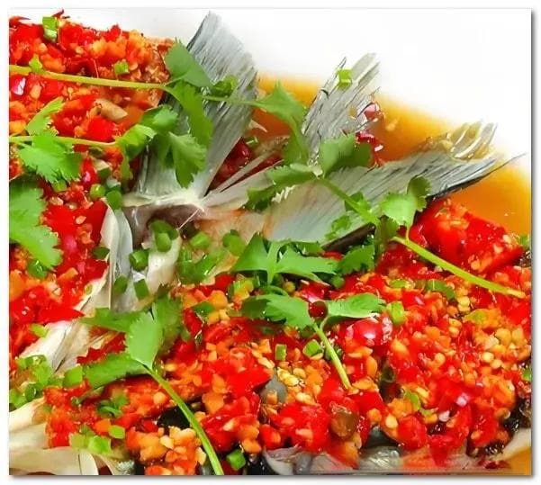剁椒鱼头"辣而不燥，鲜上加鲜！：这道让人欲罢不能的美食，你尝过了吗？