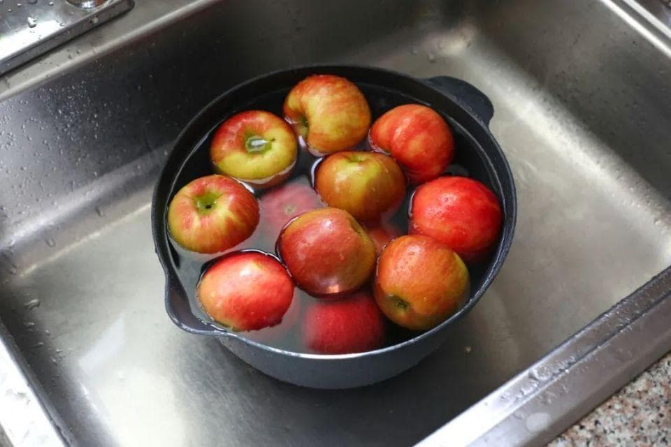 农药可以渗进果肉，苹果洗得再干净也会残留