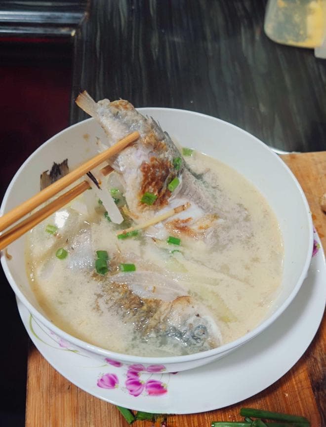 鲫鱼汤怎么做，才汤汁浓白无腥味？步骤详细，鱼肉鲜嫩，汤鲜味美