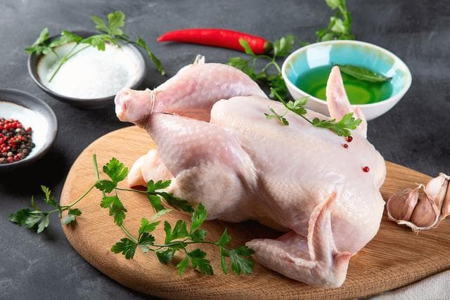 鸡肉不要再炖汤喝，亲手教你做烧鸡，只需3步，酥香软烂