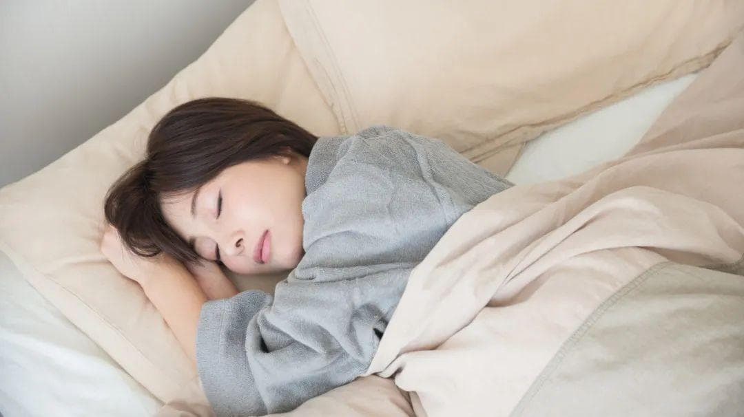 用这个睡觉姿势，帮你养肝护心，促消化，滋养全身