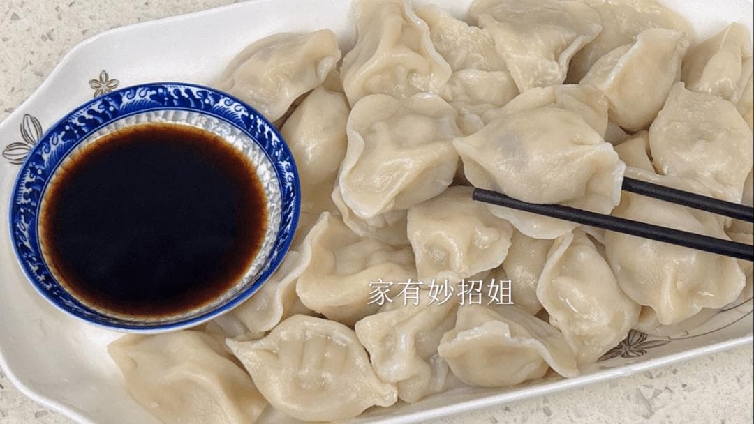 煮速冻饺子，切记别用开水和冷水煮，教你方法，出锅和现包的一样