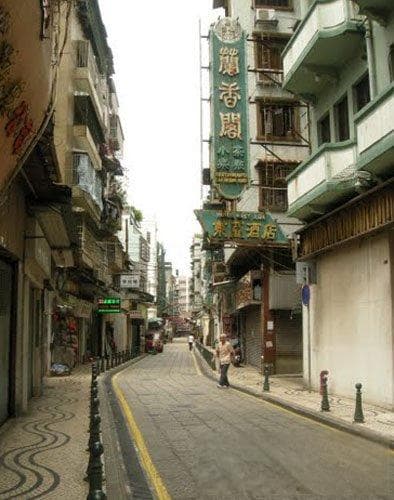 澳门十月初五街：一条充满历史韵味的美食街