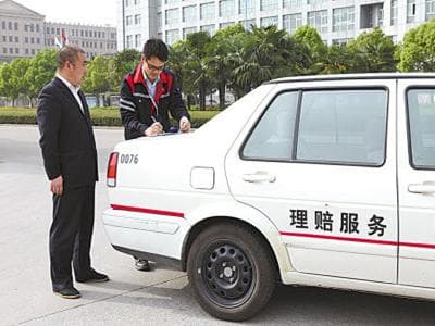 如何进行交强险的快速理赔？这种快速理赔有哪些操作要点？