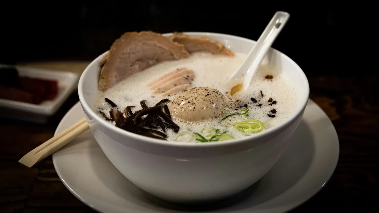 郑州烩面双璧：萧记三鲜与合记羊肉，谁主沉浮？