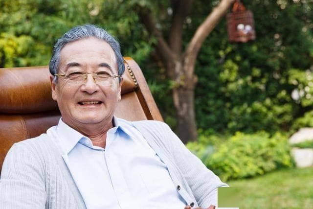 医学研究：长寿关键因素，并非戒烟酒和坚持运动，而是简单2件事