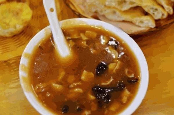 胡辣汤：驱寒助消化的养生佳品，隔夜食用需谨慎