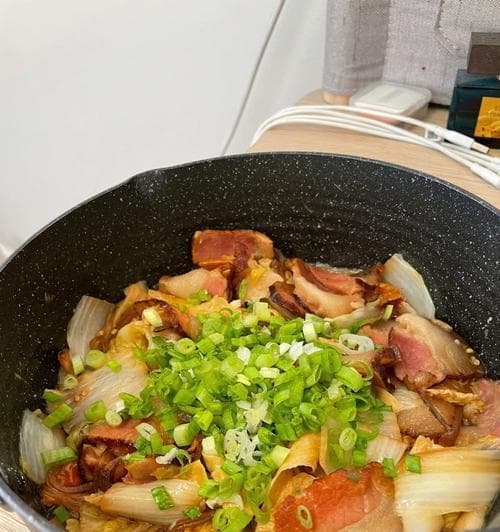 酸辣白菜粉丝煲：家常菜新做法，简单易学，营养美味