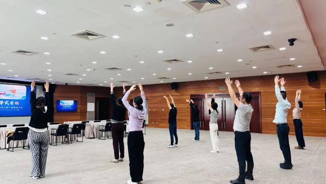 八段锦“两手攀足固肾腰”，这样练才有效果