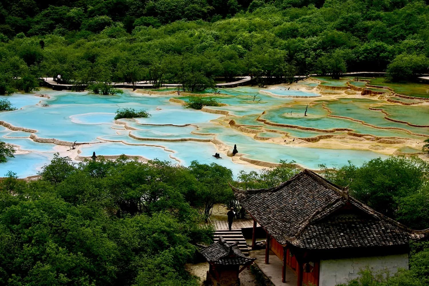 黄龙景区：高海拔下的气候变化与景观特色