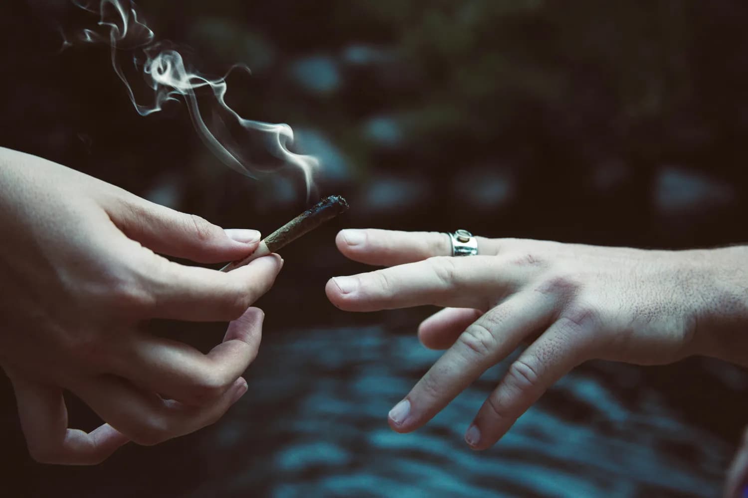 职场中如何优雅拒绝递烟