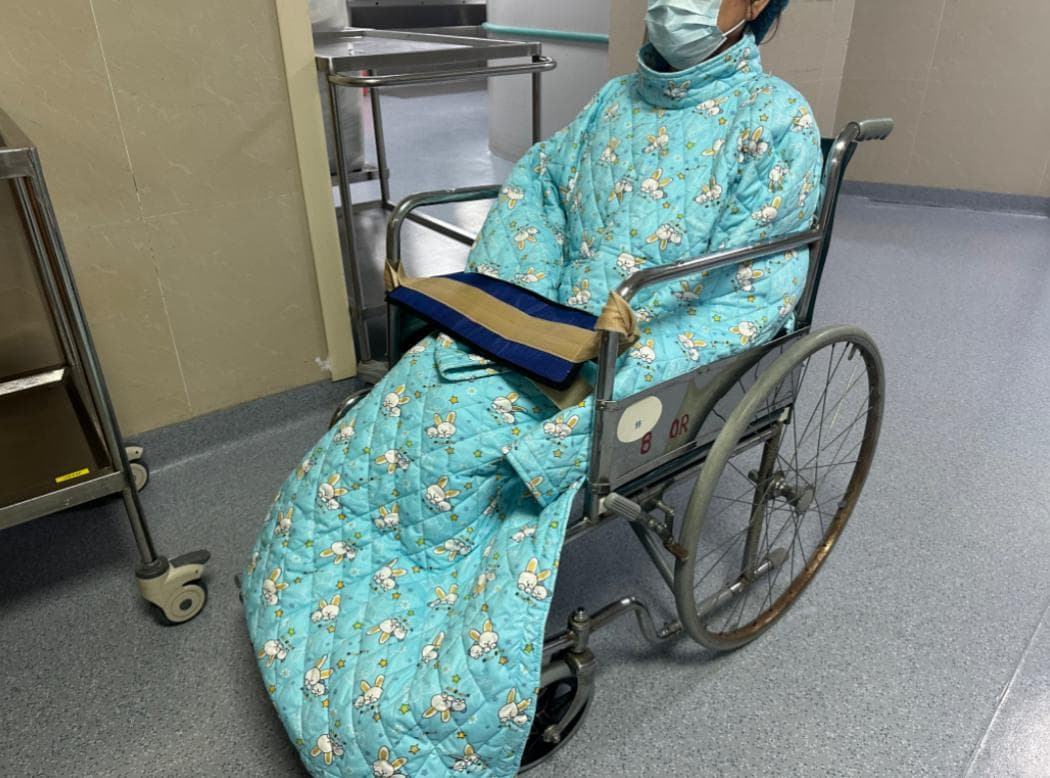 冬天脱衣服做手术太冷啦！医生想了这些办法为患者保温