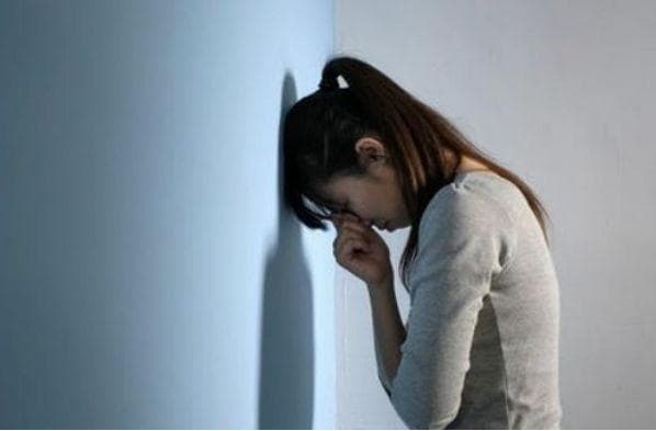 心理学揭秘：焦虑、抑郁背后隐藏着内心深处的童年创伤