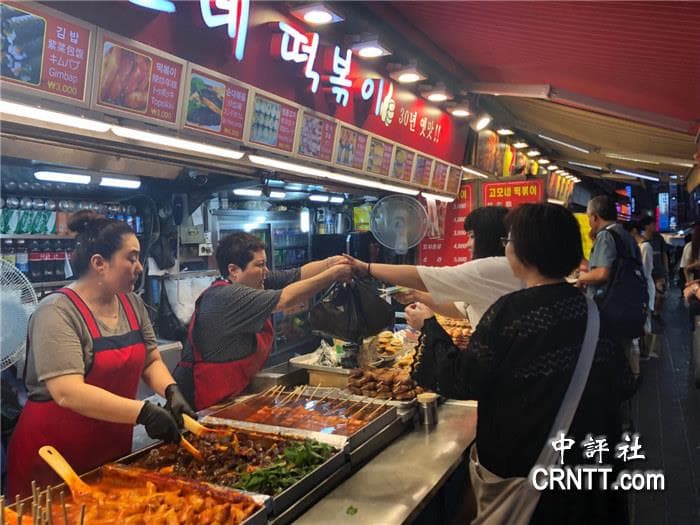中评镜头：明洞夜色温柔 品韩式街头小吃