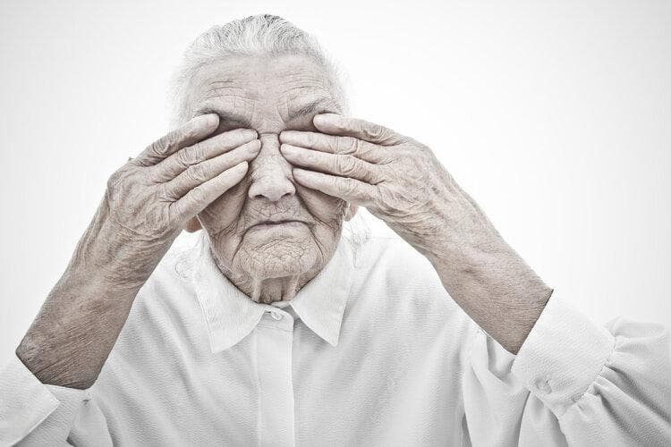 老年人发生视力减退怎么办？科学补充3种维生素，积极改善视力