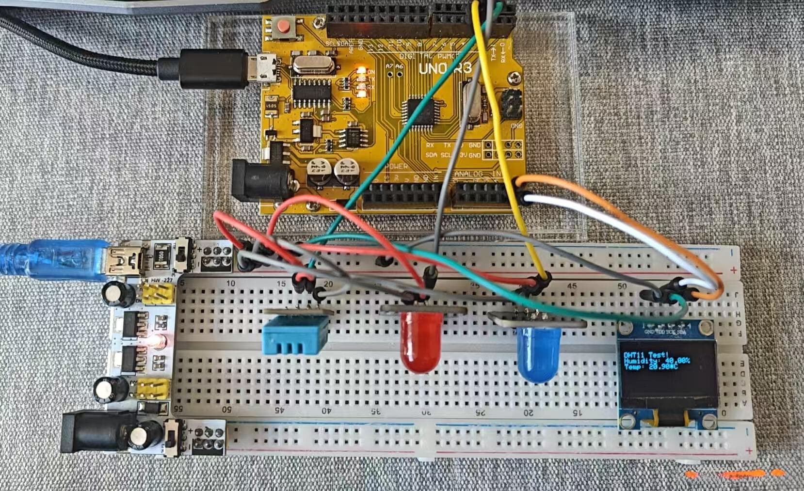 Arduino Uno温湿度监测项目：用LED灯和OLED屏打造智能环境提示器
