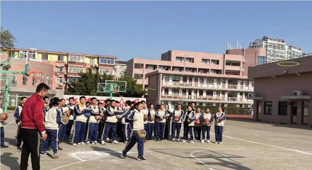 行进间单手肩上低手投篮动作技术分析与优化