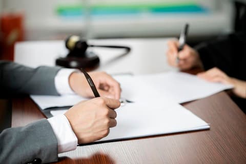 工伤赔偿中的误工费如何计算？赔偿到账时间及仲裁时效详解