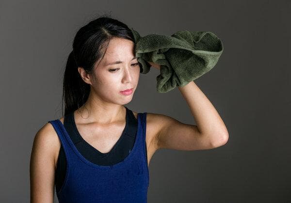 专家解读：晚上额头出汗的五大可能病因及应对方案