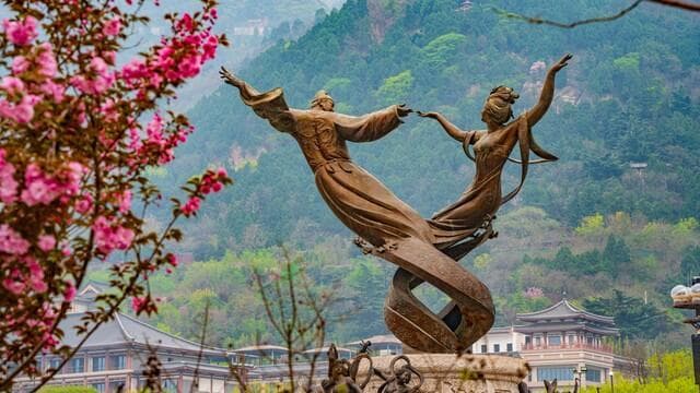《长恨歌》：中国古代爱情传奇的璀璨明珠