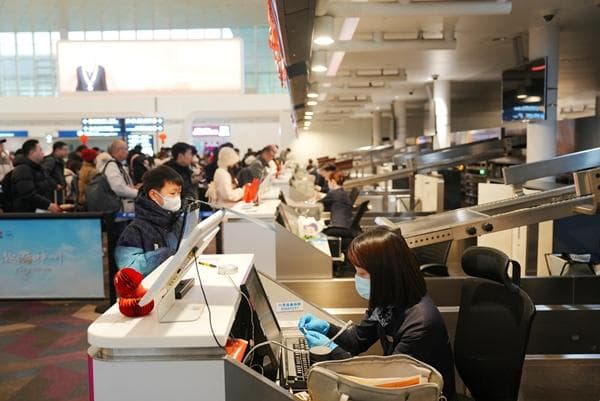 东航武汉公司员工：用责任与担当温暖春运旅途