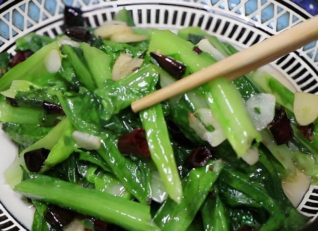 油麦菜的最佳吃法，从清新到惊艳，油麦菜的华丽转身，您不可错过