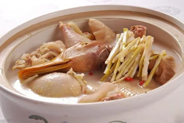 炖鸭肉有窍门，调料太多并不香，只需5种香料，鸭肉香嫩还入味