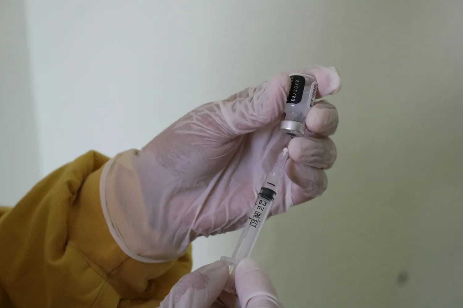 俄罗斯疫苗争议：科学较量还是政治大戏？