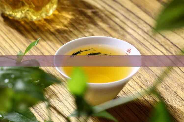 白茶与红茶：对比分析，健康益处及适宜人群全方位解析