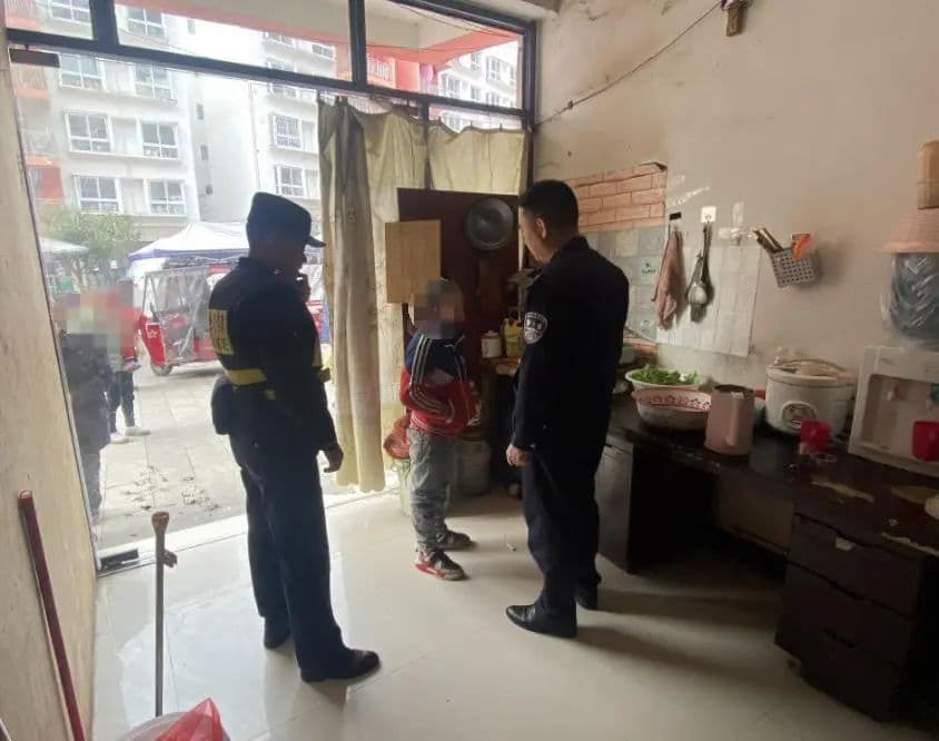 11岁男孩被教训后举报爸爸藏枪，警方一查：真有