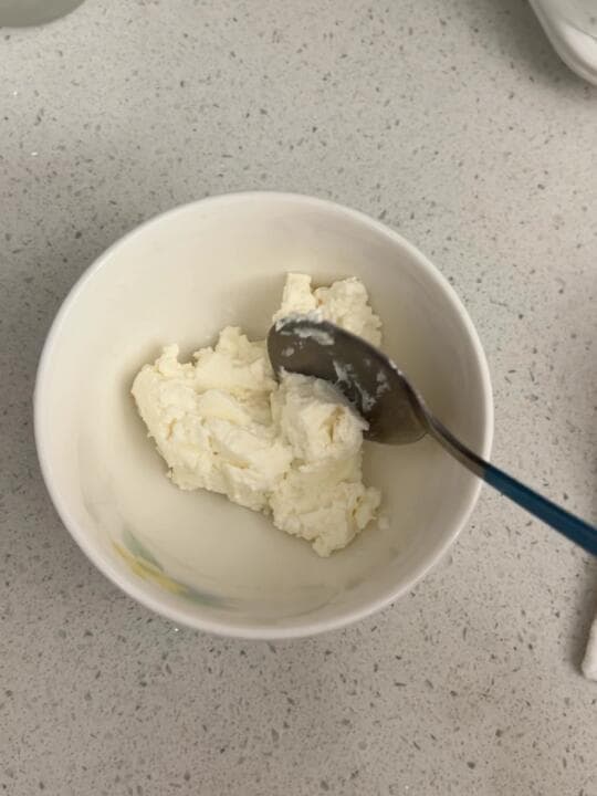 从希腊浓稠奶酪到新疆纯正风味：酸奶新吃法大揭秘！